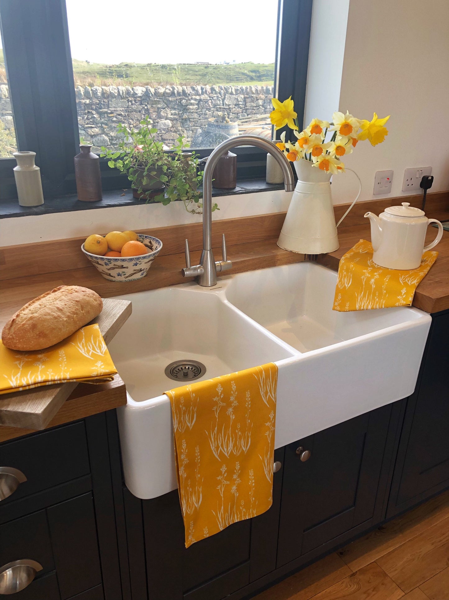 Kitchen linens for an ochre colour scheme